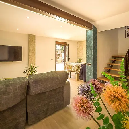 4 Bedroom Gorgeous In Lousame